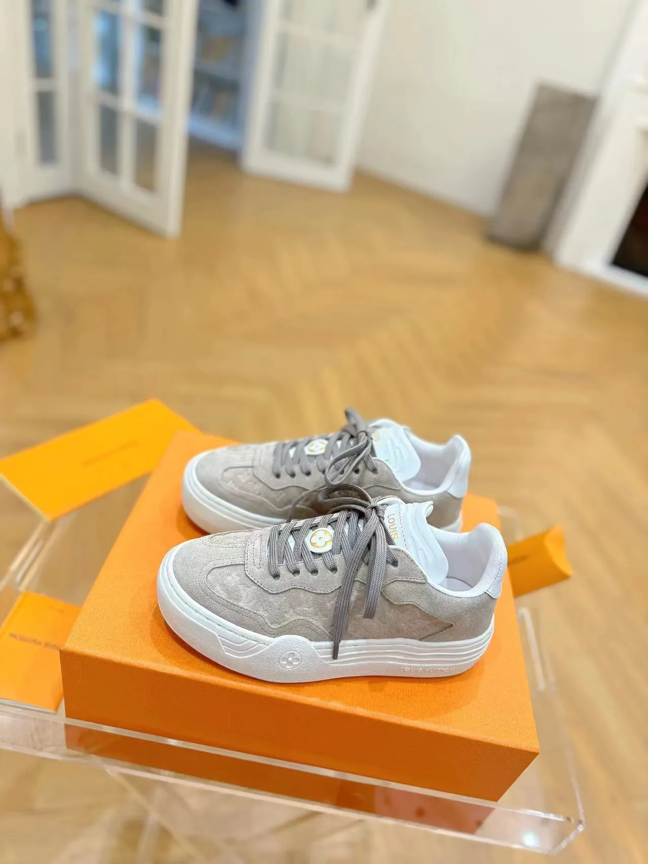👟👟Ex-factory price 620👟👟Men's size +10 Same style for men and women🔥🔥𝐋𝐕 𝐃𝐢𝐬𝐜𝐨𝐯𝐞𝐫𝐲 2024 new sports shoes thick sole casual ❗️❗️ original purchase development and production LV Discovery lace-up shoes were unveiled at Louis Vuitton's fourth show. They are made of technical mesh fabric and metallic synthetic materials to create a streamlined design. Brand elements embellish the upper and lightweight rubber outsole, with technical shoelaces. Fabric: Original imported cowhide + technology mesh Inner lining: Original customized breathable mesh Sole: Original molded ultra-light rubber foam material Bottom thickness: 5.5CM Size: Women's 35-41 (41 customized), Men's 39-46, (45-46 customized)